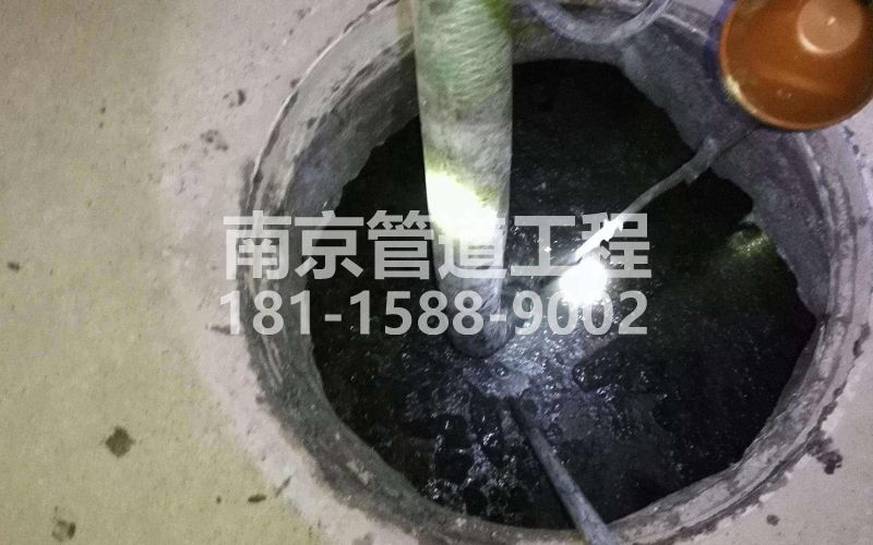 216小区清理化粪池
