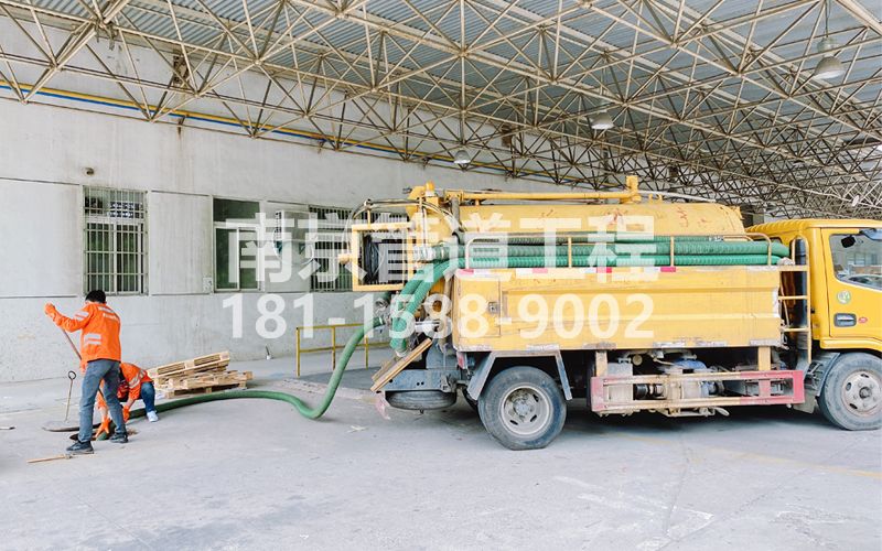 258小区工厂抽污水