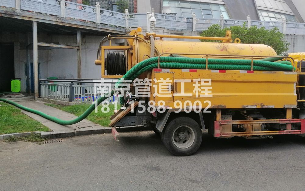 277小区商场隔油池吸污