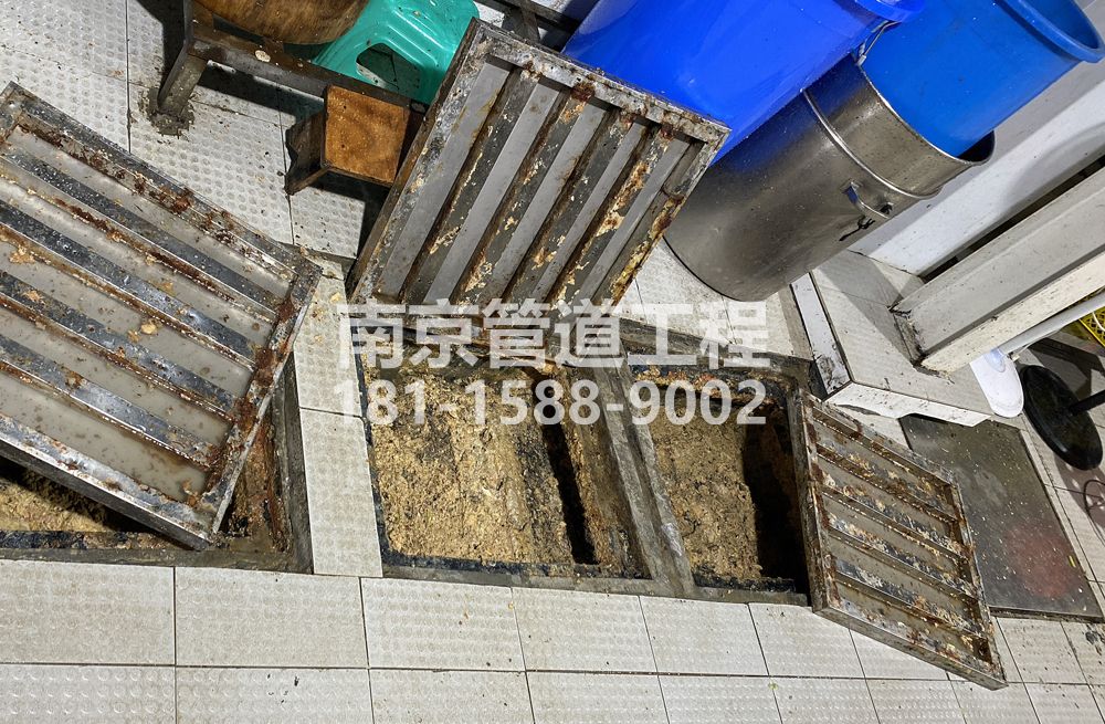 278小区城管中队食堂隔油池清理