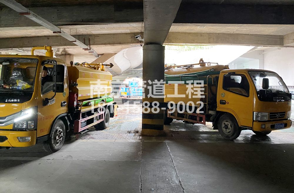 274小区商场地下室化粪池清理