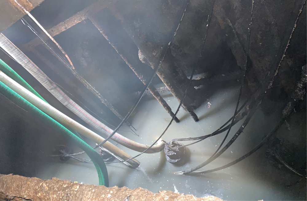 272小区商城污水池清运