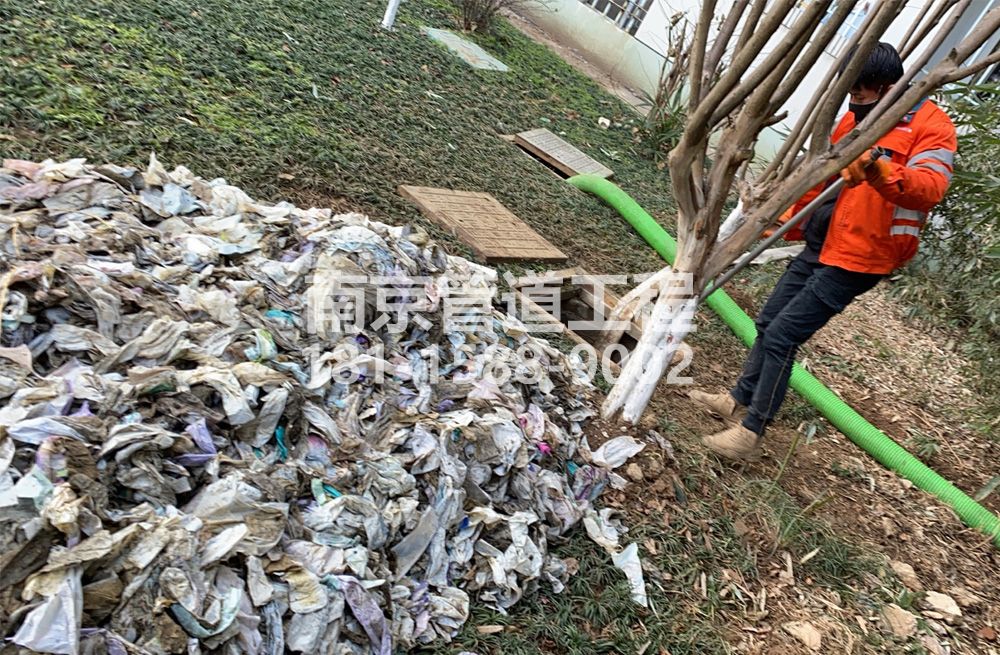 315小区化粪池垃圾清理